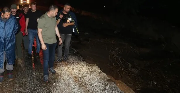 Çanakkale’nin Ezine ilçesinde sağanak nedeniyle köy yolu göçtü