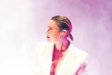Ünlü şarkıcı Sıla, hem şıklığı hem de enerjik performansıyla hayranlarını adeta büyüledi