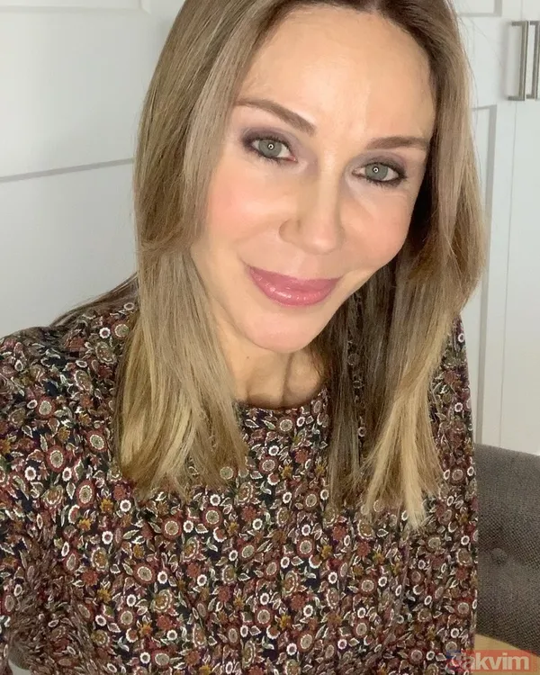 Demet Şener süper minisiyle ağaca tırmandı poz verdi! Yetmedi kırmızılar içinde paylaştı! 44 yaşındaki Demet fit haliyle dikkat çekti - 3