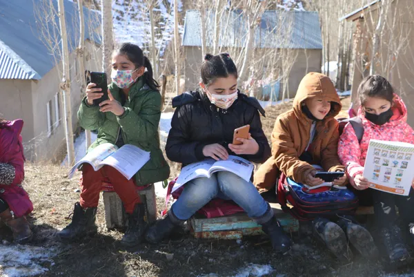 cep-telefonu-cekmeyince-canak-anten-metal-sini-ve-folyo-kagitlari-ile-baz-istasyonu-kurdu-1610085945845.jpg Cep telefonu çekmeyince çanak anten metal sini ve folyo kağıtları ile baz istasyonu kurdu-6