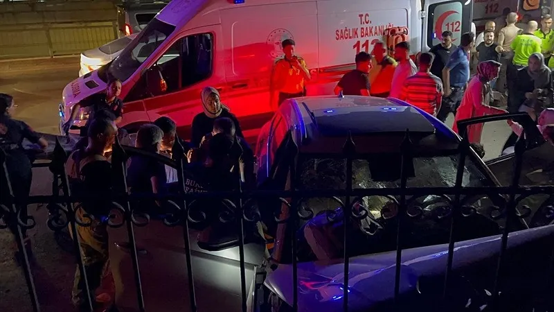 Bursa'da kırmızı ışık faciası | İki otomobil çarpıştı: 8 yaralı (DHA)