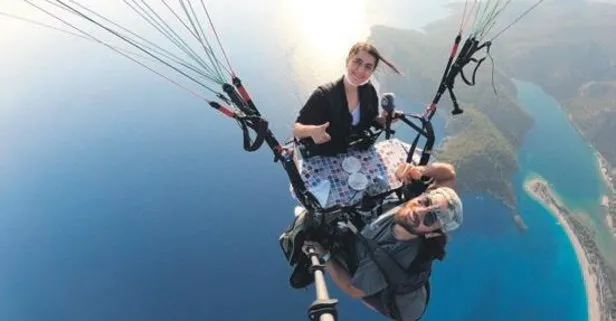 Muğla’da yamaç paraşütü pilotu Hasan Kaval’dan gökyüzünde Türk kahvesi keyfi
