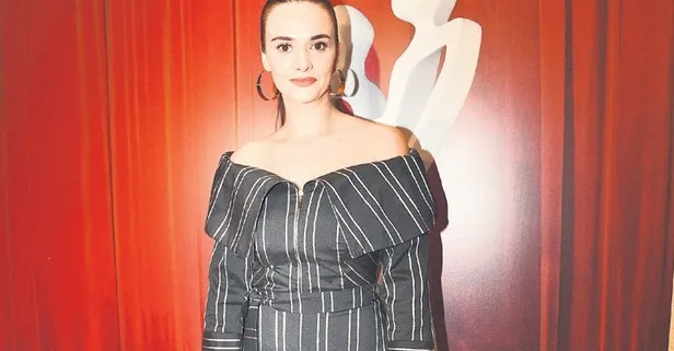 Hande Soral ödül töreninde kıyafet sırrını açıkladı: “Dolabımda duruyordu!”