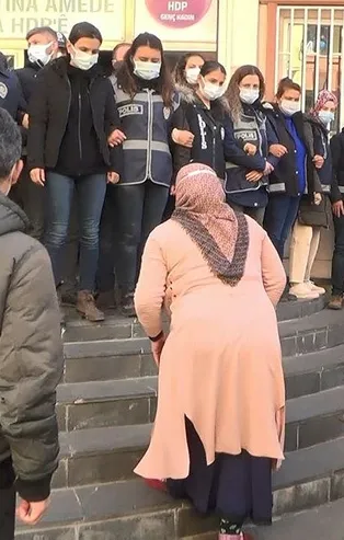 Diyarbakır'da HDP'liler evlat nöbetindeki annelerin yüzüne tükürdü