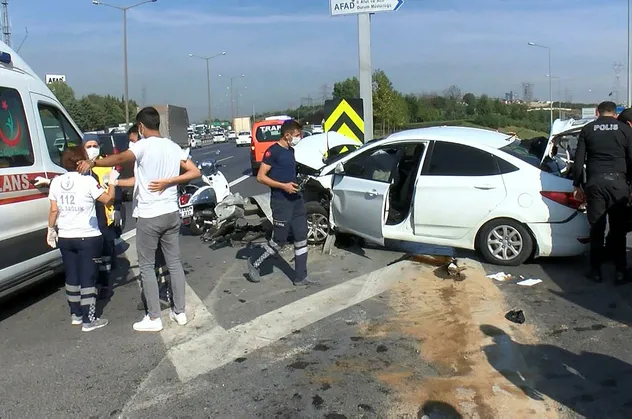 TEM'de feci kaza! 2'si polis 5 kişi yaralandı, trafik kilitlendi