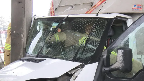 SON DAKİKA: İstanbul'da kar fırtınası! ❄İstanbul Valiliği'nin uyarılarına rağmen yollar tuzlanmadı: Ali Yerlikaya dikkat çekmişti servisler ve İETT yollarda kaldı-1