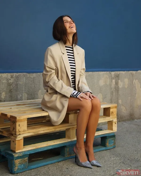 Arka Sokaklar’ın Zeliş’iydi... Yüsra Geyik dekoltede sınır tanımadı! Mini elbisesi ile öyle bir yürüdü ki! Mankenlere meydan okudu - 8