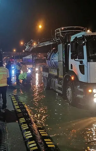 Trabzon'da şiddetli sağanak! Bir iş makinesi suya kapıldı, tek katlı bir ev yıkıldı