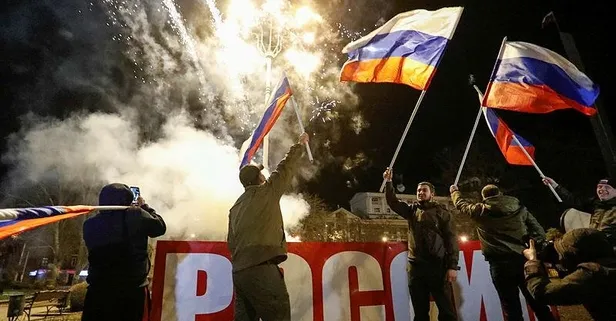 Putin'in bağımsızlığı tanıma kararı Donetsk'te Rusya bayrakları ve havai fişeklerle kutlandı!