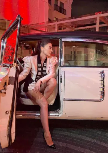 Burcu için dekoltede sınır yok paylaşmaya devam! Gün geçtikçe daha cesur Burcu Özberk'in tercihi bu kez göğüs dekoltesi-7