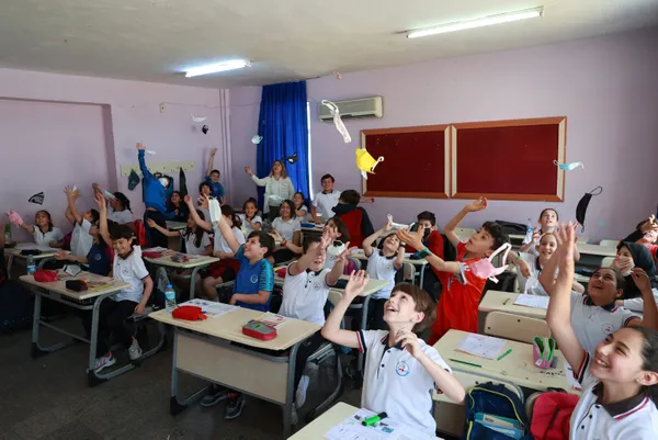 kapali-mekanlarda-maske-zorunlulugu-mutlulukla-karsilandi-ogrenciler-maskeleri-firlatti-1650978869656.jpg Kapalı mekanlarda maske zorunluluğu mutlulukla karşılandı! Öğrenciler maskeleri fırlattı-5