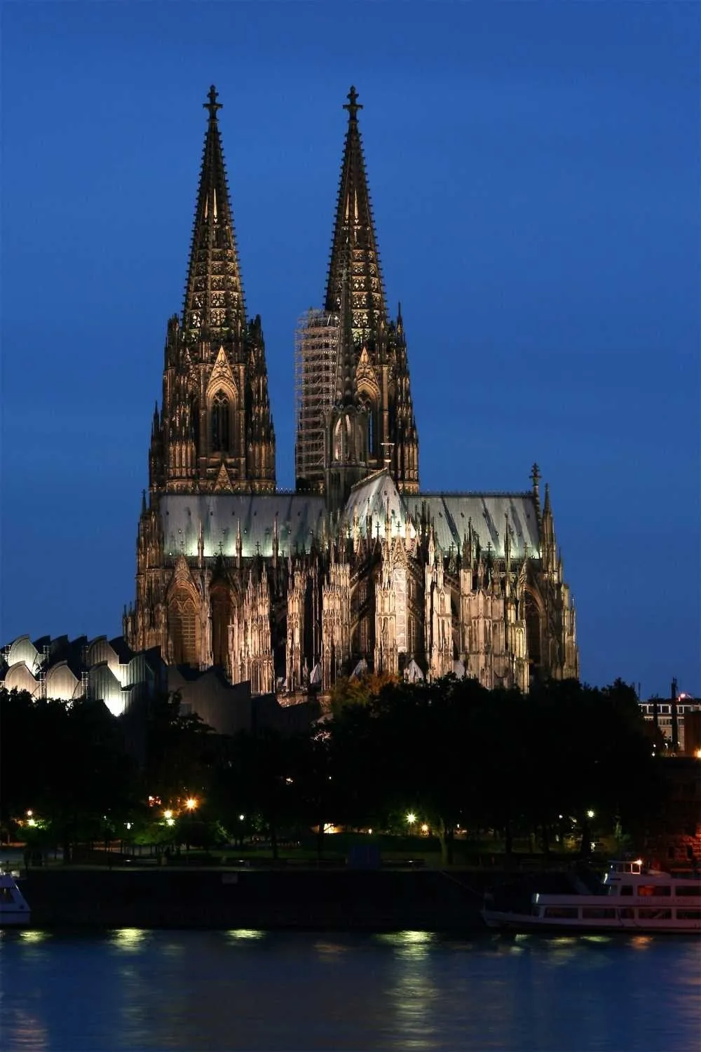 almanya-faturayi-turistlere-kesti-koln-katedralinde-parali-donem-1780479538643.jpeg Almanya faturayı turistlere kesti: Köln Katedrali'nde paralı dönem-3