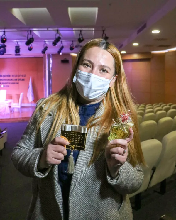 koronavirus-nedeniyle-nikah-sekerinin-yerini-kolonya-aldi-tanesi-8-tl-haftada-150-sise-hazirliyorlar-1617094530697.jpg Koronavirüs nedeniyle nikah şekerinin yerini kolonya aldı! Tanesi 8 TL! Haftada 150 şişe hazırlıyorlar-9