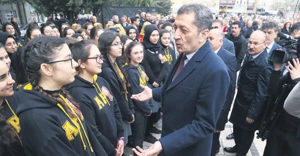 Milli Eğitim Bakanı Ziya Selçuk ile öğrenciler arasında güldüren diyalog