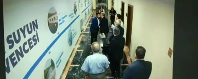 CHPli Meclis üyesinin İBB koridorlarında afiş parçaladığı skandal görüntüler