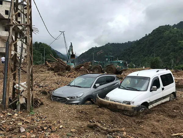 rizedeki-siddetli-yagisin-ardindan-hasar-tespit-ve-tahliye-calismalari-suruyor-1594801277757.jpg Rize'deki şiddetli yağışın ardından 125 kişi tehlikeli bölgeden tahliye edildi-7