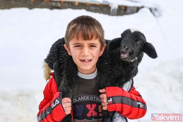 Kar kalınlığı 2 metreyi aştı! Van'ın köylerinde 'beyaz esaret' yaşanıyor - 25