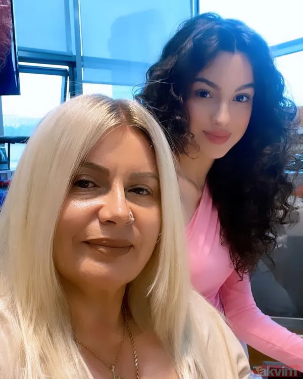 Su Burcu Yazgı Coşkun Ve Annesi Miraç Gündüz