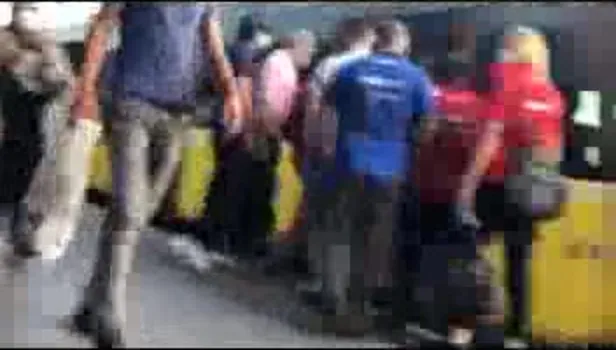 İstanbul'da endişe yaratan görüntü! Metrobüslerde sosyal mesafesiz yolculuk kameralarda