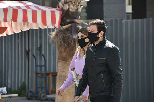 Koronavirüse karşı takılan siyah maskelerle ilgili çok kritik uyarı: Ancak süs olarak takılır