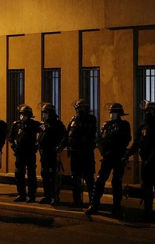 Fransa'da uyuşturucu çeteleri ayaklandı: 40 kişi polis karakoluna havai fişeklerle saldırdı!