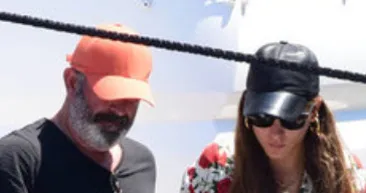 Serenay Sarıkaya dan sevgilisi Cem Yılmaza: Haydi aşkım sen de atla! Serenay leopar bikinisi ve kolyesiyle...