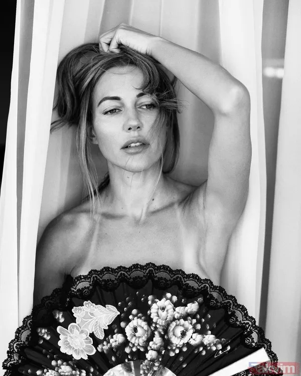 Meryem Uzerli üstsüz paylaşım! Sütyensiz pozlarını yayınlayan Meryem sosyal medyayı ikiye böldü! Yelpaze detayı dikkat çekti - 11