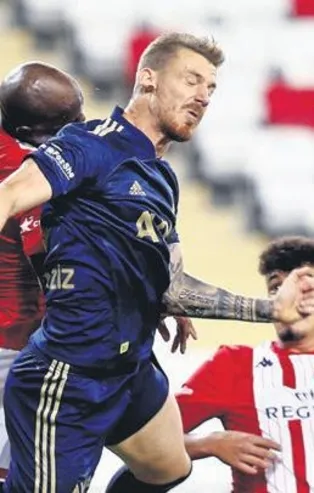 Takımda kaldı formayı kaptı