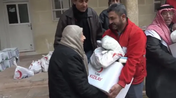 Mehmetçik Resulayn'da yaraları sarıyor! "Resulayn'da kiliseye insani yardım yapıldı"-1