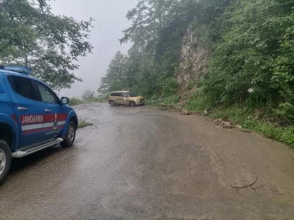 trabzonda-sok-olay-taksi-yayla-yolunda-terk-edilmis-surucu-ise-10-kilometre-mesafede-olu-bulundu-1688116541195.jpeg Trabzon'da şok olay! Taksi yayla yolunda terk edilmiş, sürücü ise 10 kilometre mesafede ölü bulundu-2