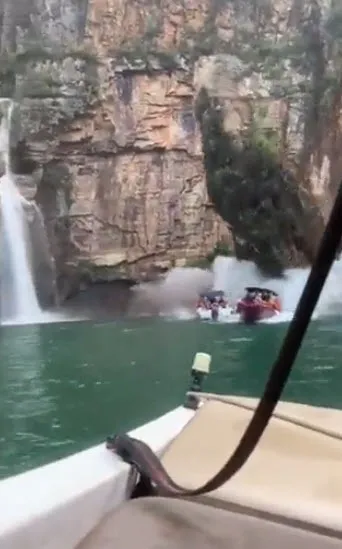 brezilyada-turist-teknesinin-uzerine-dev-kaya-dustu-7-olu-1641707931789.jpg Brezilya'da turist teknesinin üzerine dev kaya düştü: 7 ölü-4