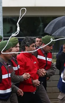 Vatandaşlar suikastçı darbecilere ip attı