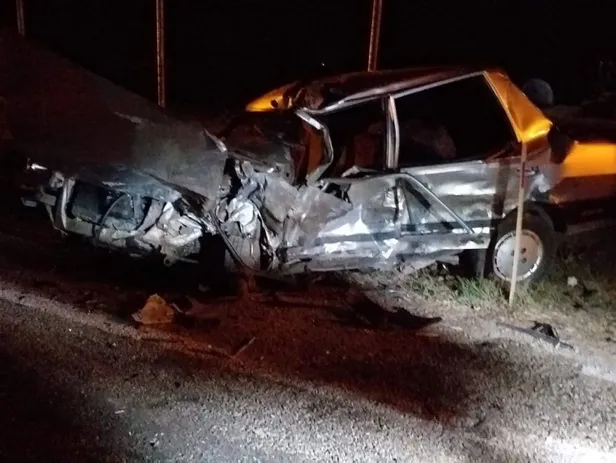 Son dakika: İzmir'de iki otomobil çarpıştı: 2 ölü, 1 yaralı-4