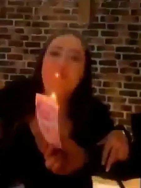 gorgusuz-iki-genc-kadin-200-lirayla-sigaralarini-yakti-cezalandirin-talebi-1610222810923.jpg Görgüsüz iki genç kadın, 200 lirasını ateşe vererek sigaralarını yaktı! Halktan "cezalandırın" talebi...-2