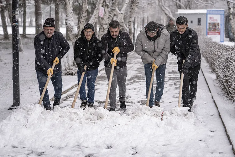 1769752629609.jpg İstanbul'a yeniden kar geliyor! Meteoroloji il il açıkladı: 60 ile sarı kod alarmı verildi-21