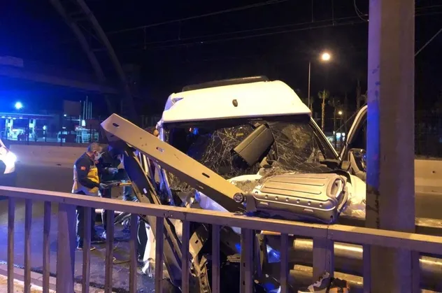 Antalya’da turistleri taşıyan minibüs bariyerlere çarptı: Bir kişi hayatını kaybetti 4 kişi yaralandı