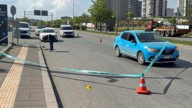 gaziantepte-rehine-dehseti-taksi-surucusunu-silahla-alikoyup-kactilar-1778431552697.jpeg Gaziantep’te taksi sürücüsünü rehin alıp kaçtılar-3