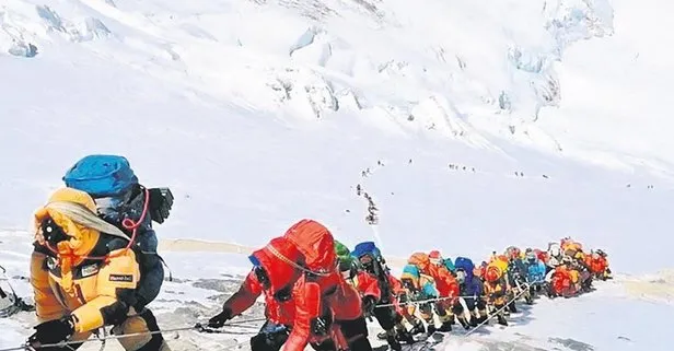 Everest’ten 4 cansız beden ve 11 ton çöp çıkarıldı