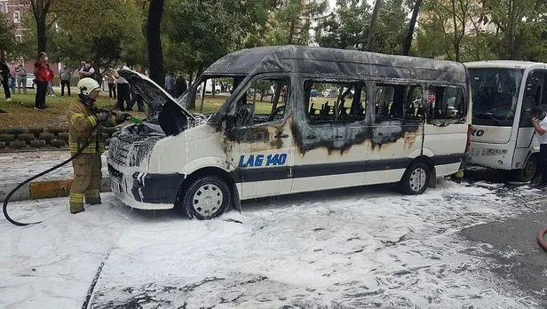 Son dakika: Beylikdüzü’nde korku dolu anlar! Park halindeki servis aracı alev alev yandı-1