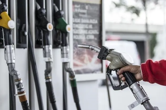 Motorinden sonrası bir indirim de benzine geliyor! 2 Nisan'dan itibaren geçerli olmak üzere 80 kuruş indirim
