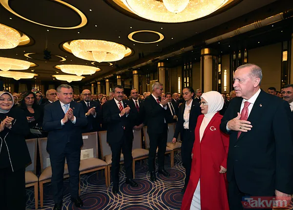 Başkan Erdoğan, 29 Ekim Özel Programı'na katıldı! Erdoğan yanına gelen küçük kız çocuğu ile fotoğraf çektirdi - 13