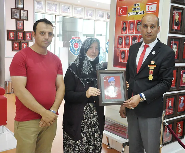 oglu-icin-hukuk-mucadelesi-8-yil-surdu-askerde-vurulan-huseyin-ildiza-sehitlik-unvani-verildi-1595436015427.jpg Oğlu için hukuk mücadelesi 8 yıl sürdü... Askerde vurulan Hüseyin Ildız'a şehitlik ünvanı verildi-2
