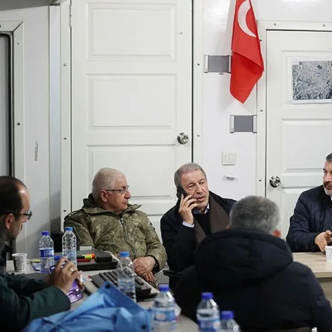 Milli Savunma Bakanı Hulusi Akar ve Sağlık Bakanı Fahrettin Koca toplantı sırasında depreme yakalandı