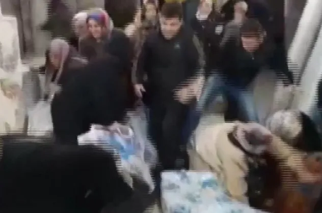 İndirimi duyan oraya koştu! Birbirlerini ezdiler! Antalya’da ucuzluk izdihamı