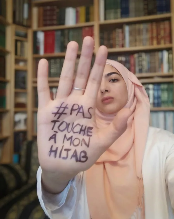 fransada-musluman-kadinlar-siyasetcilerin-surekli-gundeminde-olan-basortusu-yasaklarina-karsi-pas-touche-a-mon-hijab-basortume-dokunma-kampanyasi-basl-1620376833201.jpg