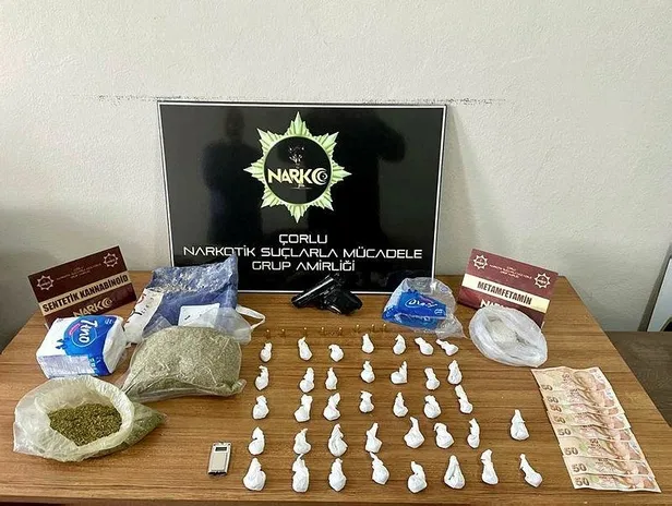 tekirdagda-zehir-tacirlerine-buyuk-darbe-29-kisi-tutuklandi-cok-sayida-uyusturucu-madde-ele-gecirildi-1652107932640.jpeg Tekirdağ'da zehir tacirlerine büyük darbe! 29 kişi tutuklandı çok sayıda uyuşturucu madde ele geçirildi-4