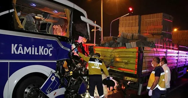 Son Dakika Usak Ta Yolcu Otobusu Tirla Carpisti 1 Olu 8 Yarali Takvim