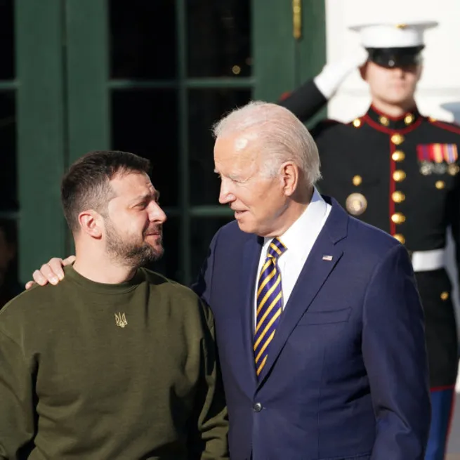 Savaş döneminde ilk yurt dışı ziyareti! Ukrayna Devlet Başkanı Zelenskiy ABDde: Beyaz Sarayda Bidenla görüşüp madalya verdi