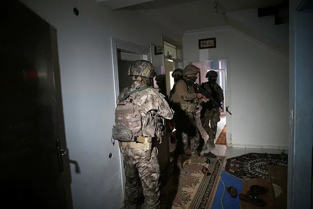 mersinde-teror-orgutu-deasa-operasyon-2-bombaci-paketlendi-1652087725974.jpeg Mersin'de terör örgütü DEAŞ'a operasyon: 2 bombacı paketlendi-3