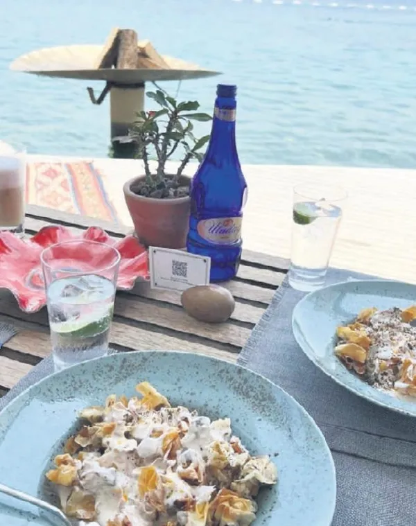 bodrumda-lahmacunun-ardindan-mantinin-fiyati-da-dudak-ucuklatti-fahis-fiyatli-mantiyi-bu-sezon-ilk-yiyen-asli-1686081469713.jpeg Bodrum'da lahmacunun ardından mantının fiyatı da dudak uçuklattı! Fahiş fiyatlı mantıyı bu sezon ilk yiyen Aslı Turanlı oldu...-4